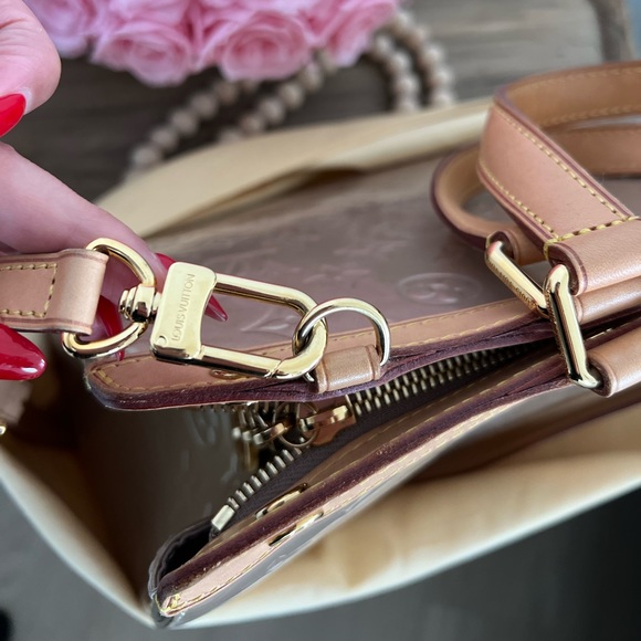 Stunning Louis Viutton Vernis Brea bag in Poudre - Picture 5 of 14
